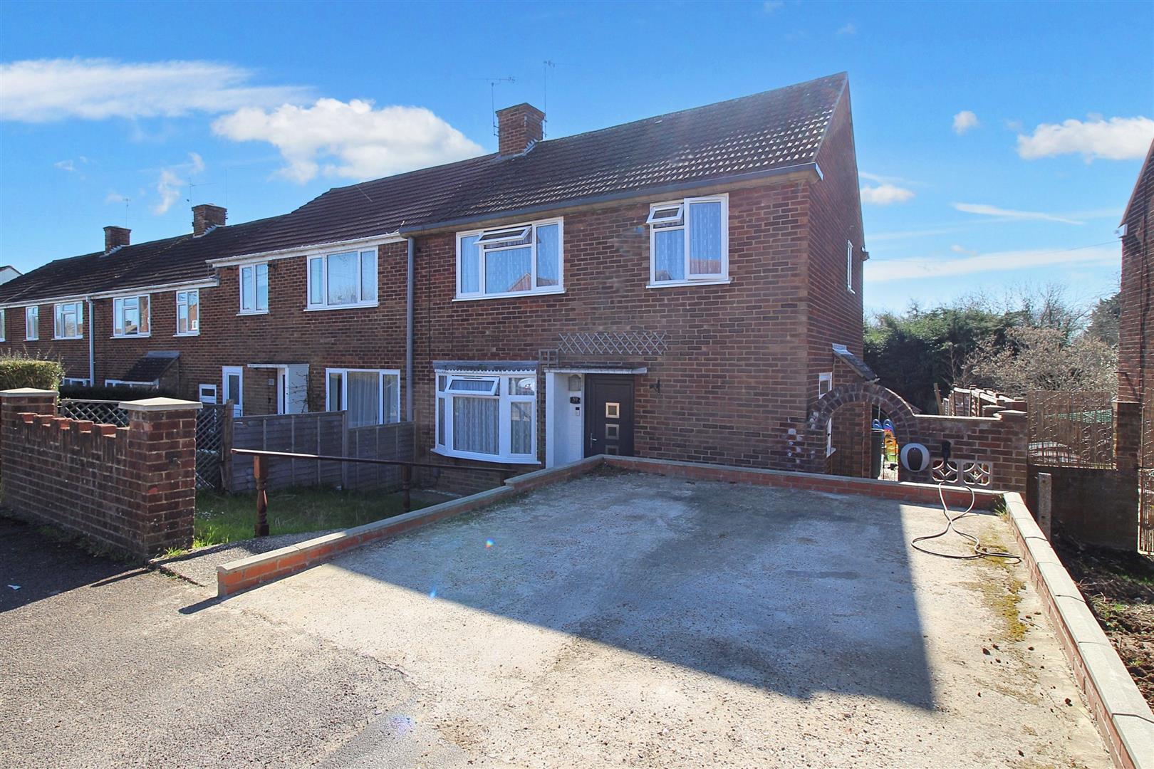 3 bed property in Tern Close, Tilehurst